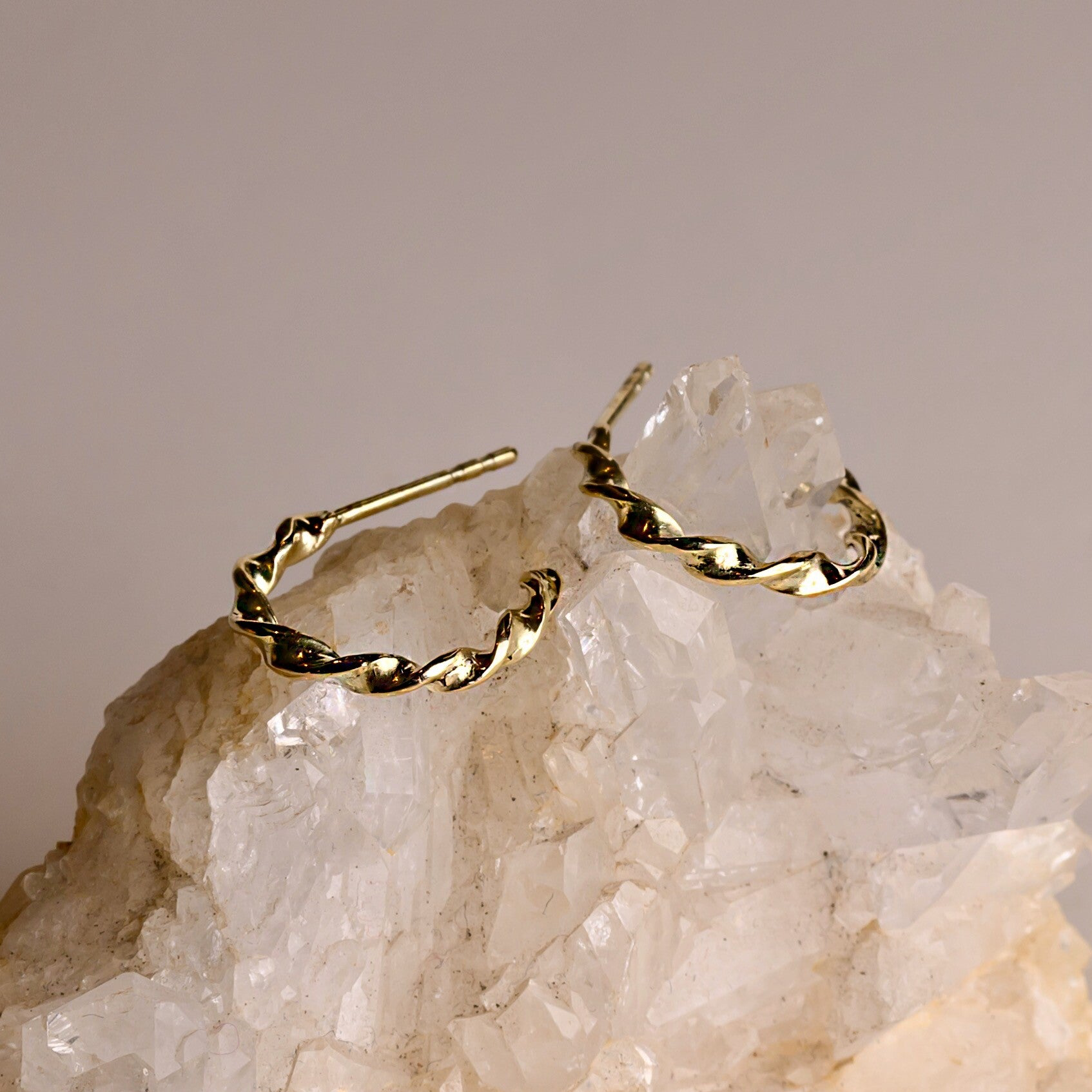 Gouden gedraaide oorringen