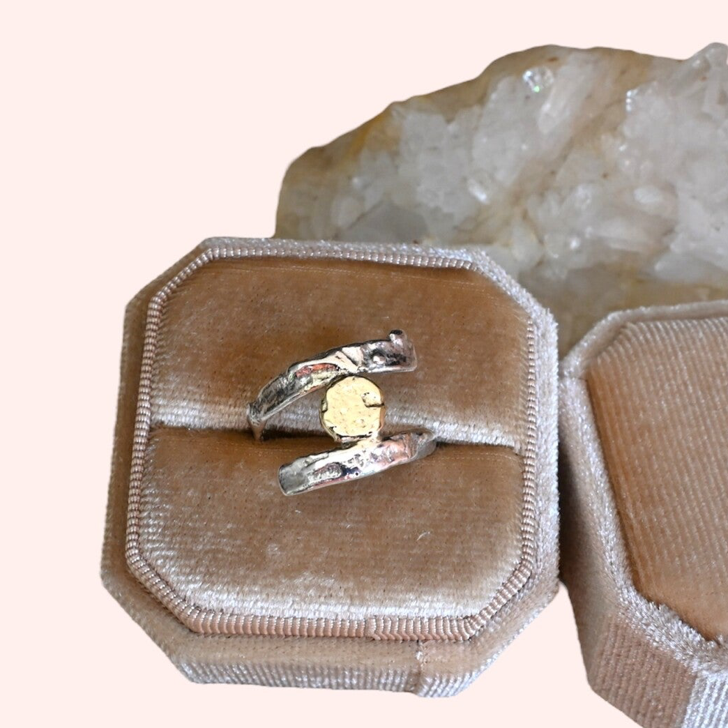 Zilveren twist ring met gouden rondje