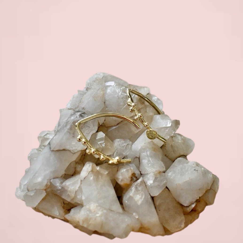 Gouden oorhangers met bolletjes