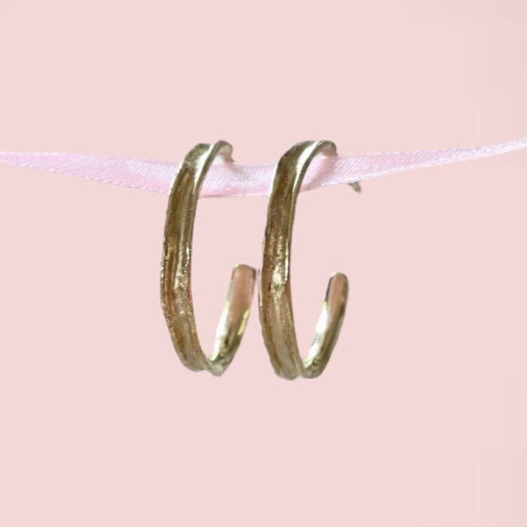 Gouden creolen met structuur