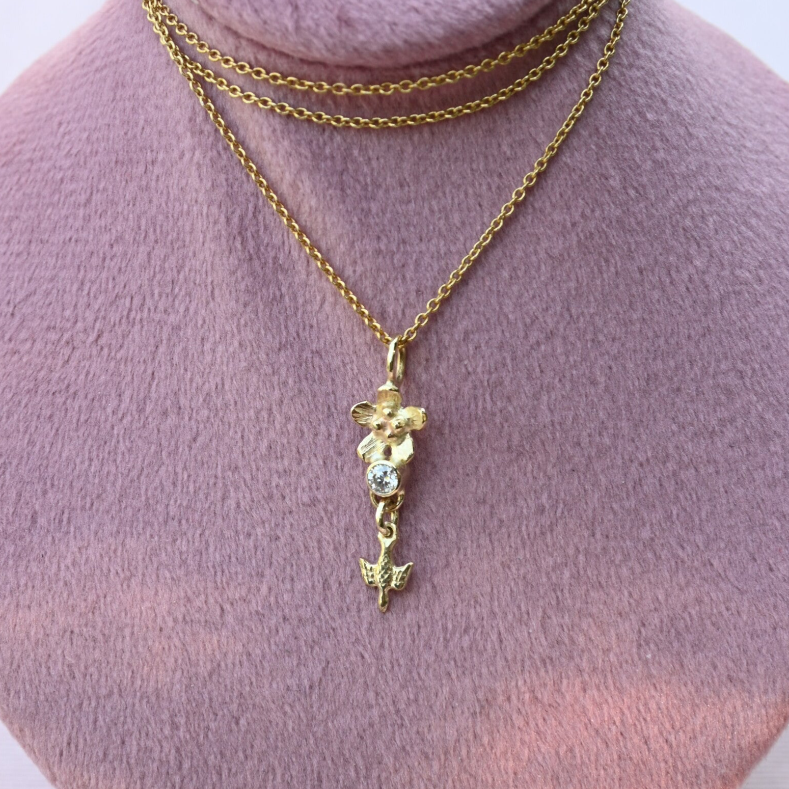 Gouden hanger bloem en duif