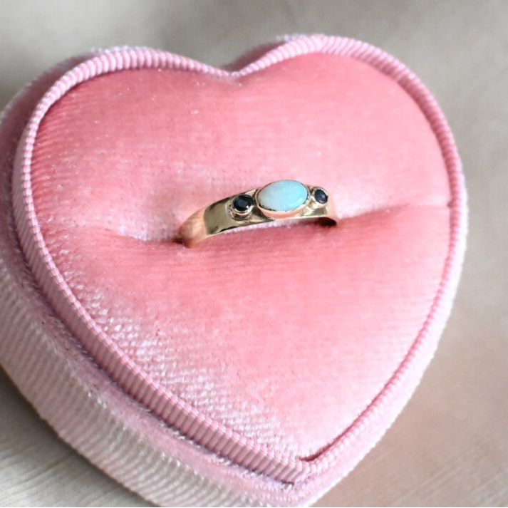 Gouden ring met opaal en saffieren