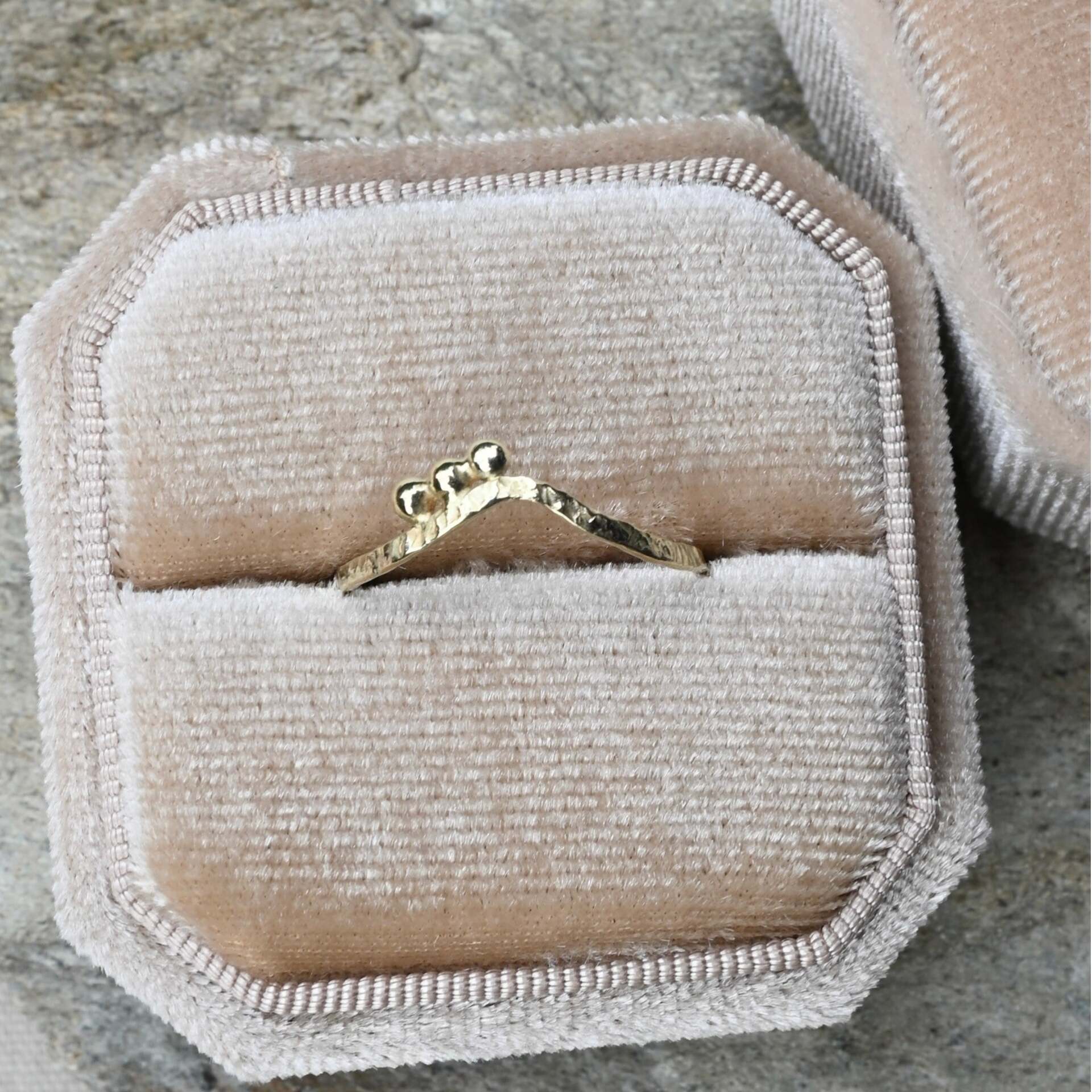 Gouden ring met boogje