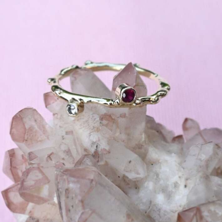 Gouden ring met robijn en diamant