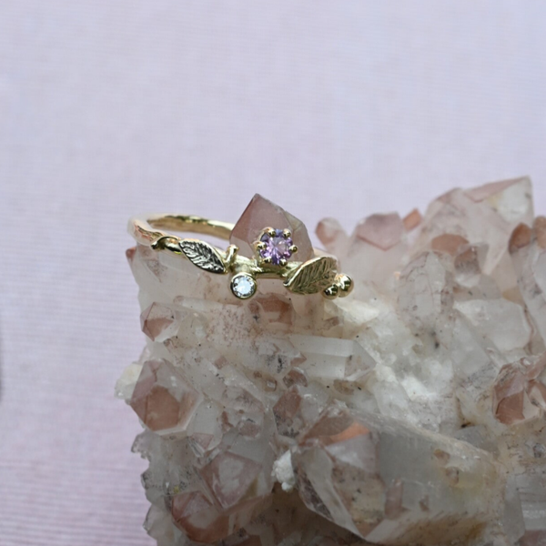 Gouden ring met roze saffier en lab diamant