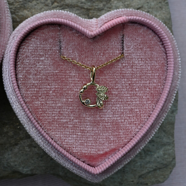 Gouden hanger saffier en blaadjes