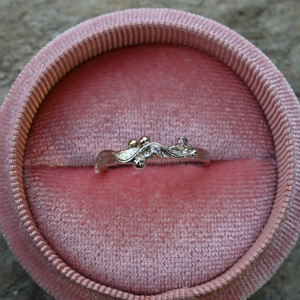 Zilveren bandring roze saffieren