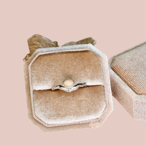 Zilveren v-ring met opaal