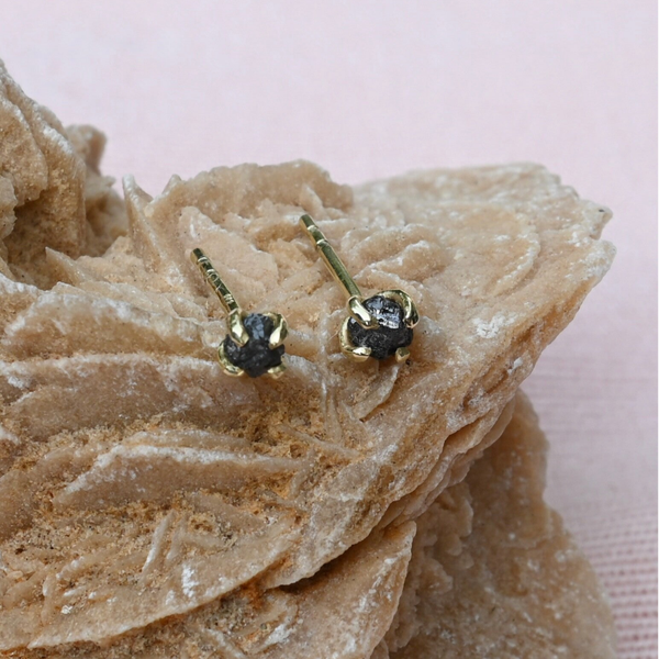 Gouden oorbellen ruwe zwarte diamant