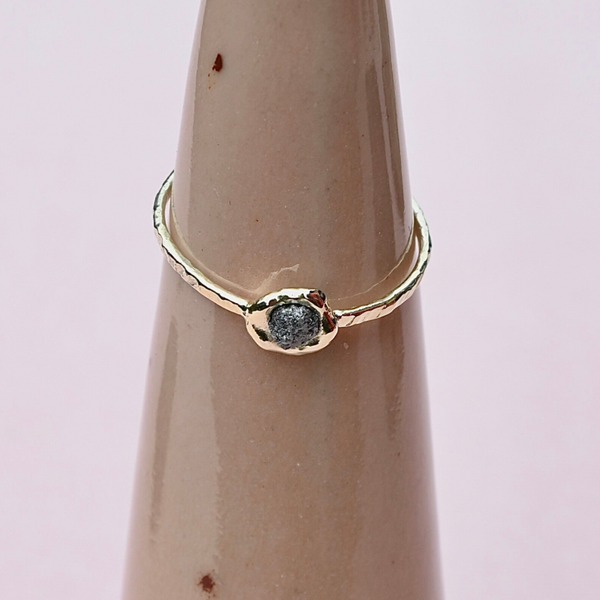 Gouden ring ruwe zwarte diamant
