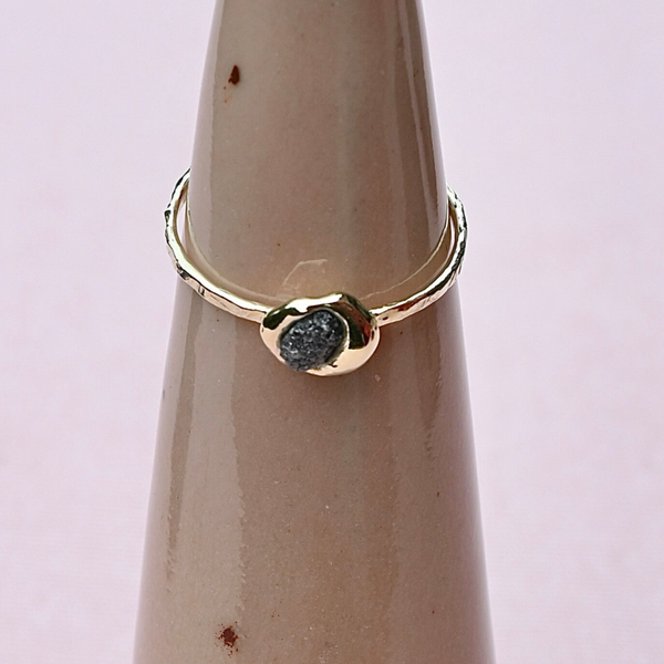 Gouden ring ruwe zwarte diamant