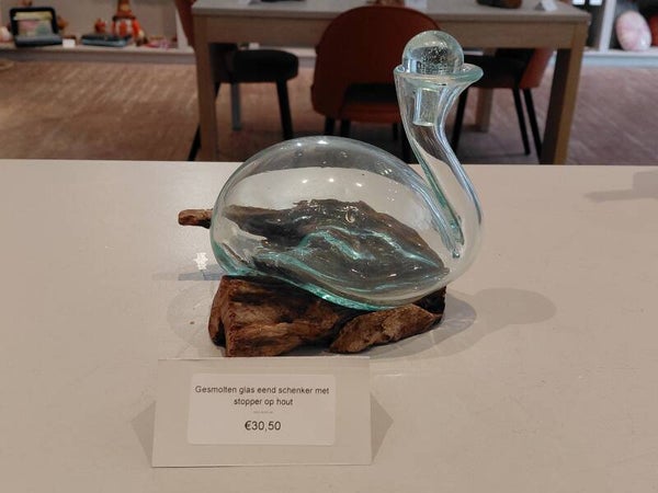 Karaf in de vorm van een eend van gesmolten glas op een houten voet met stop MGW-44