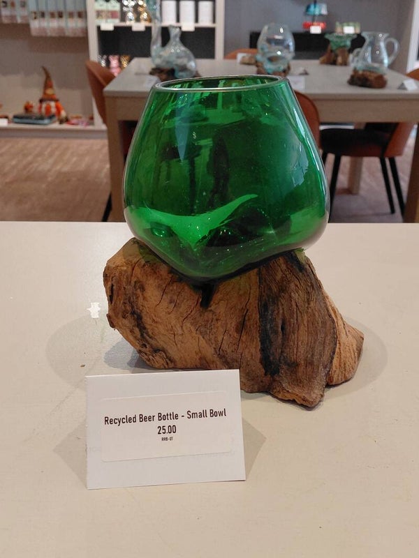 Gerecycleerde bierflessen - Klein schaaltje op hout RBB-01