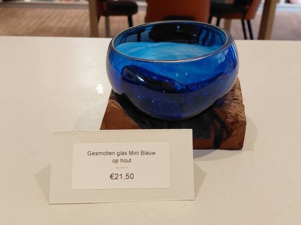 Mini blauw kommetje van gesmolten glas op houten voet MGW-34