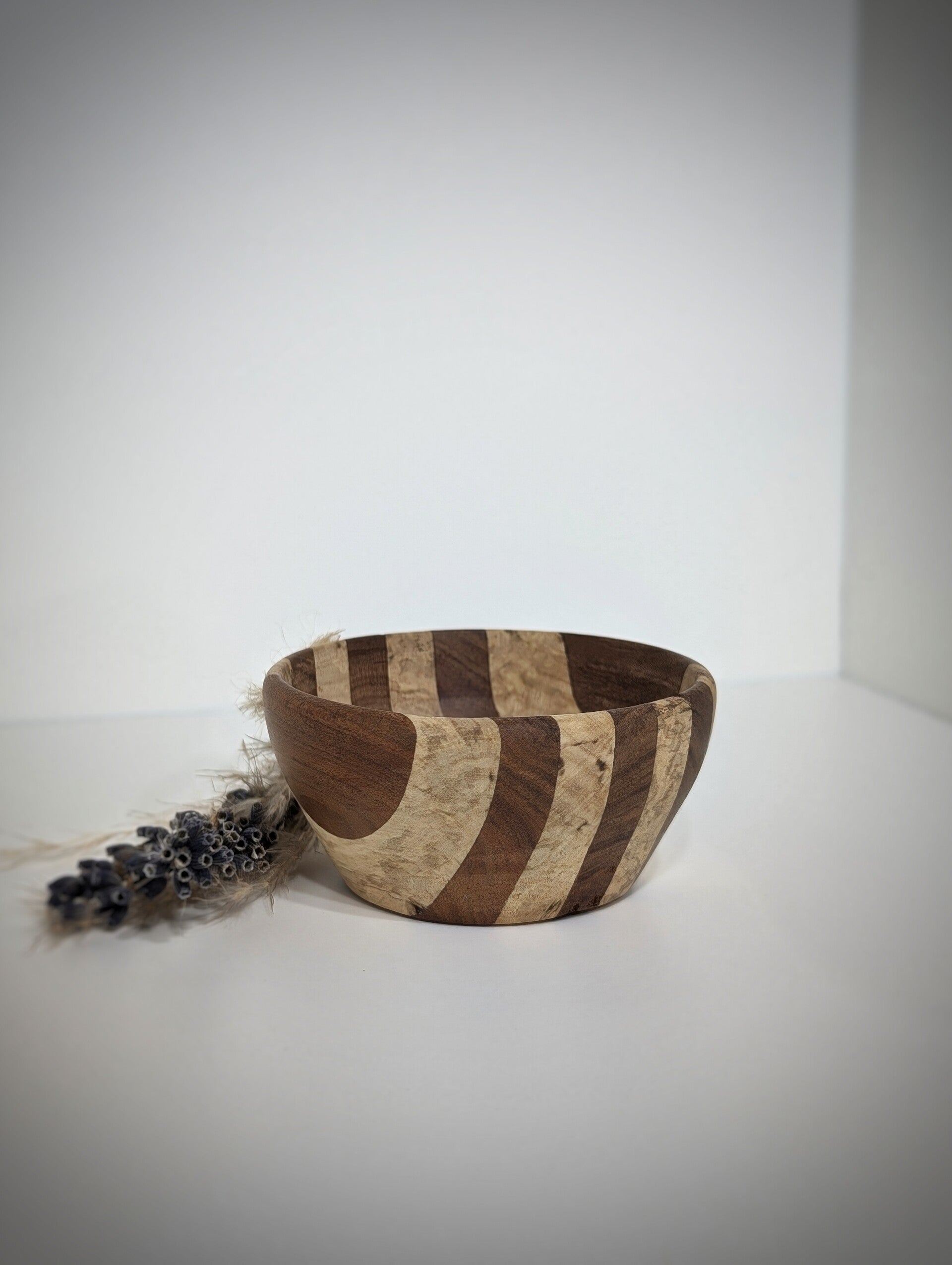 Handgefertigte Streifenschale für Schlüssel und Dekoration