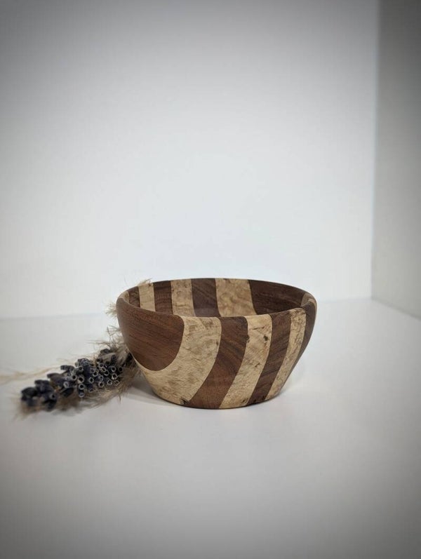 Handgefertigte Streifenschale für Schlüssel und Dekoration