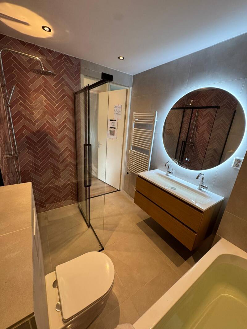 Badkamer: meubel en tegelwerk