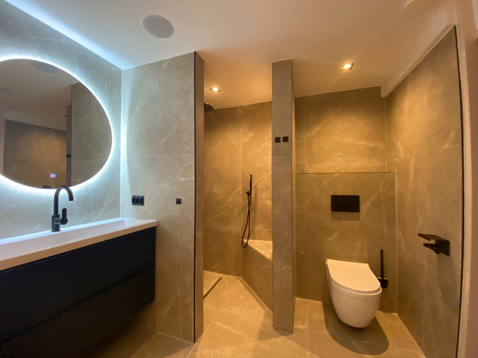 Badkamerrenovatie: afmontage en afwerking – detail