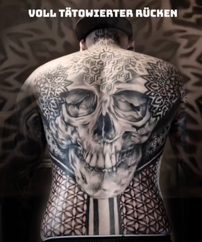 Voll tätowierter Rücken in Black & Grey – kombiniert Mandala und realistischen Totenkopf.