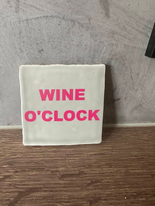 Tegeltje wine o’clock