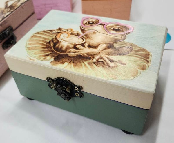 Sunbathing frog tri ket box