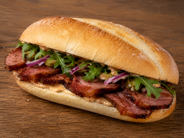 Indisch spek speciaal (huisgemaakt buikspek met sriracha mayonaise, rucola en komkommer in zoet-zuur)