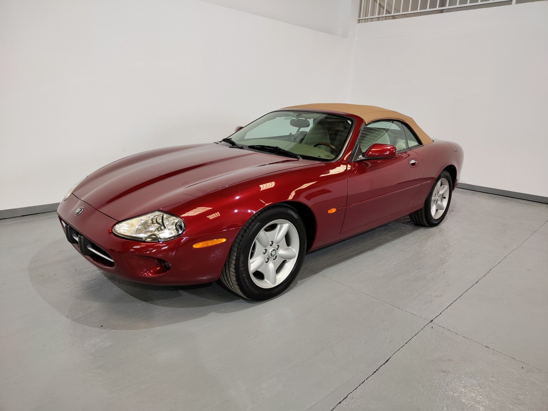 JAGUAR XK8