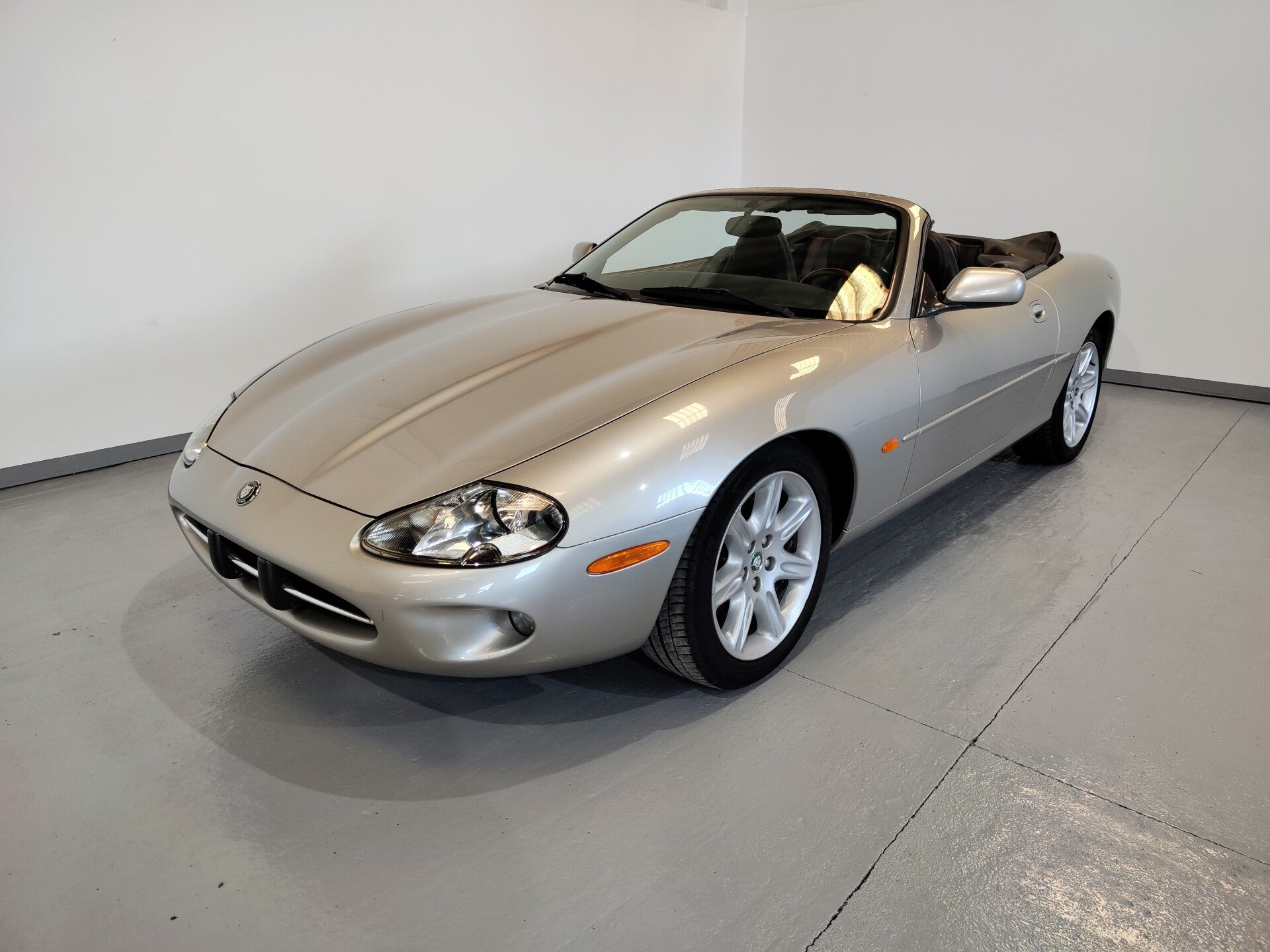 JAGUAR XK8