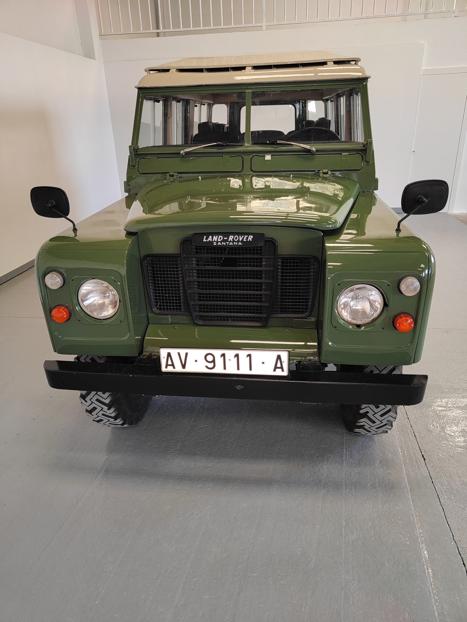 Land Rover-109 Santana