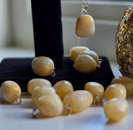 Honing Calciet Ketting Hanger