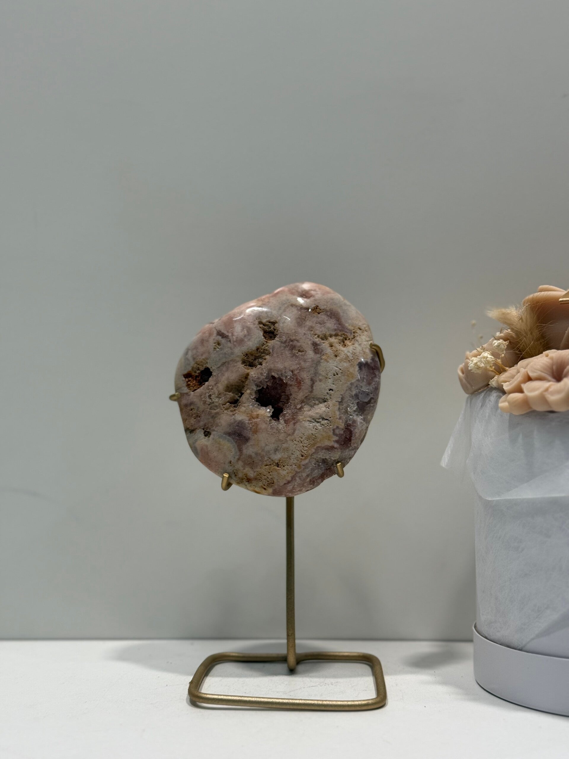 Roze Amethist op Standaard - 0,584 Kilogr.