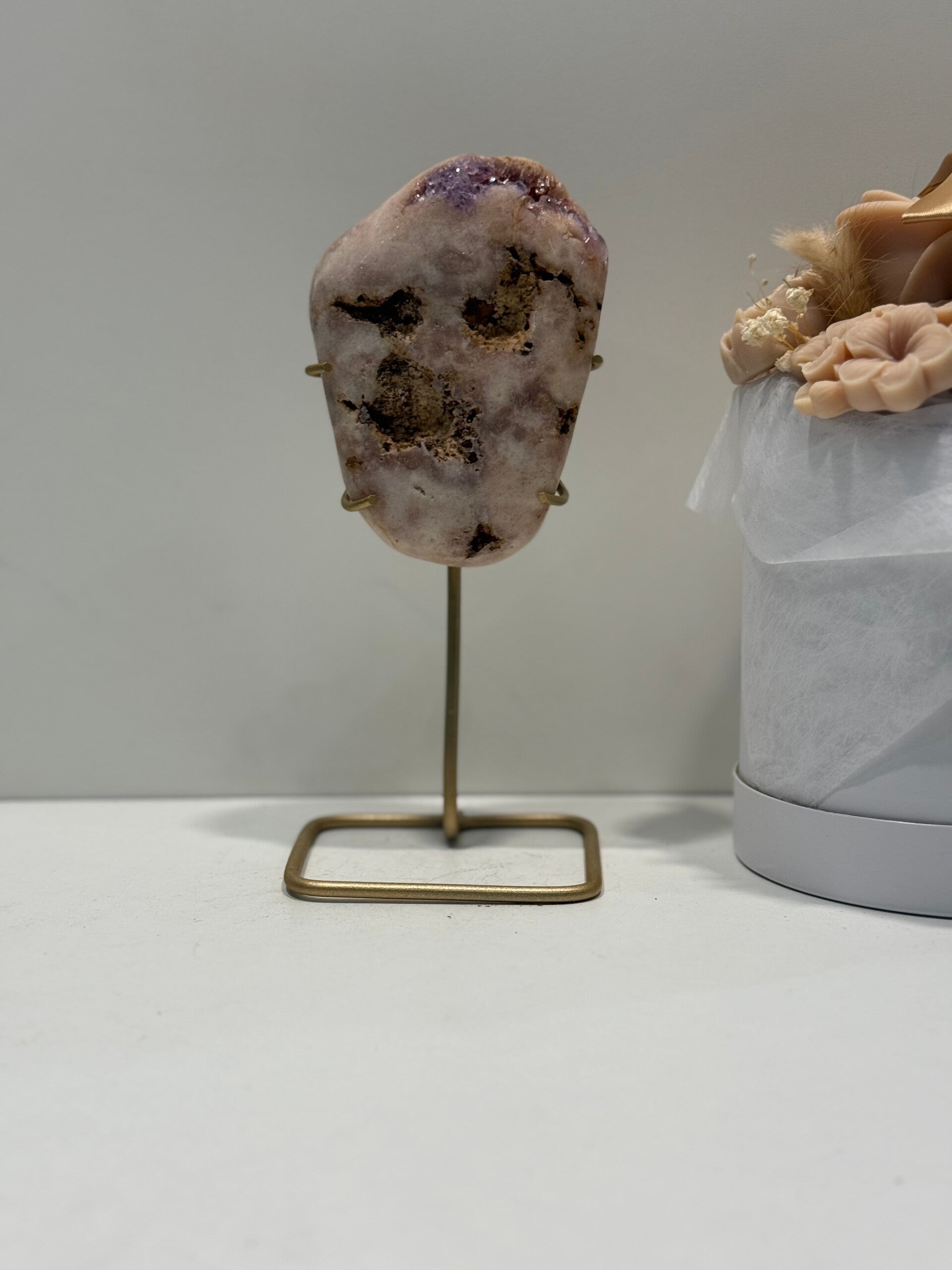 Roze Amethist op Standaard - 0,570 Kilogr.