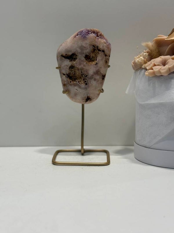 Roze Amethist op Standaard - 0,570 Kilogr.
