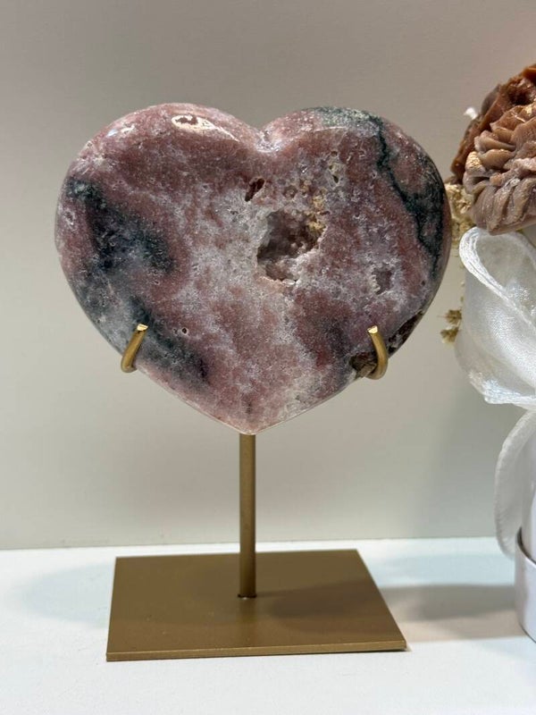 Roze Amethist Hart op Standaard - 0,590 Kilogr.