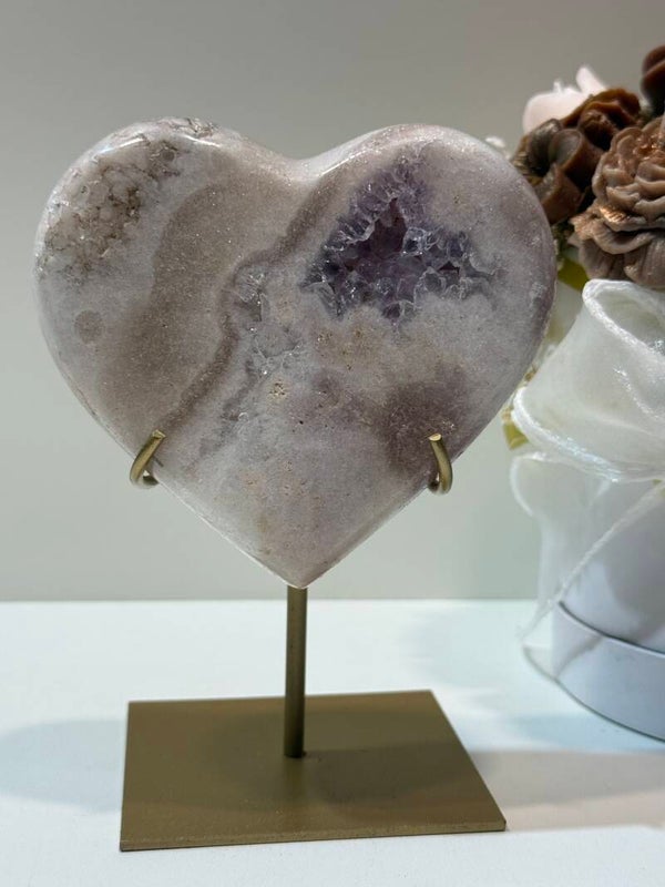 Roze Amethist Hart op Standaard - 0,646 Kilogr.
