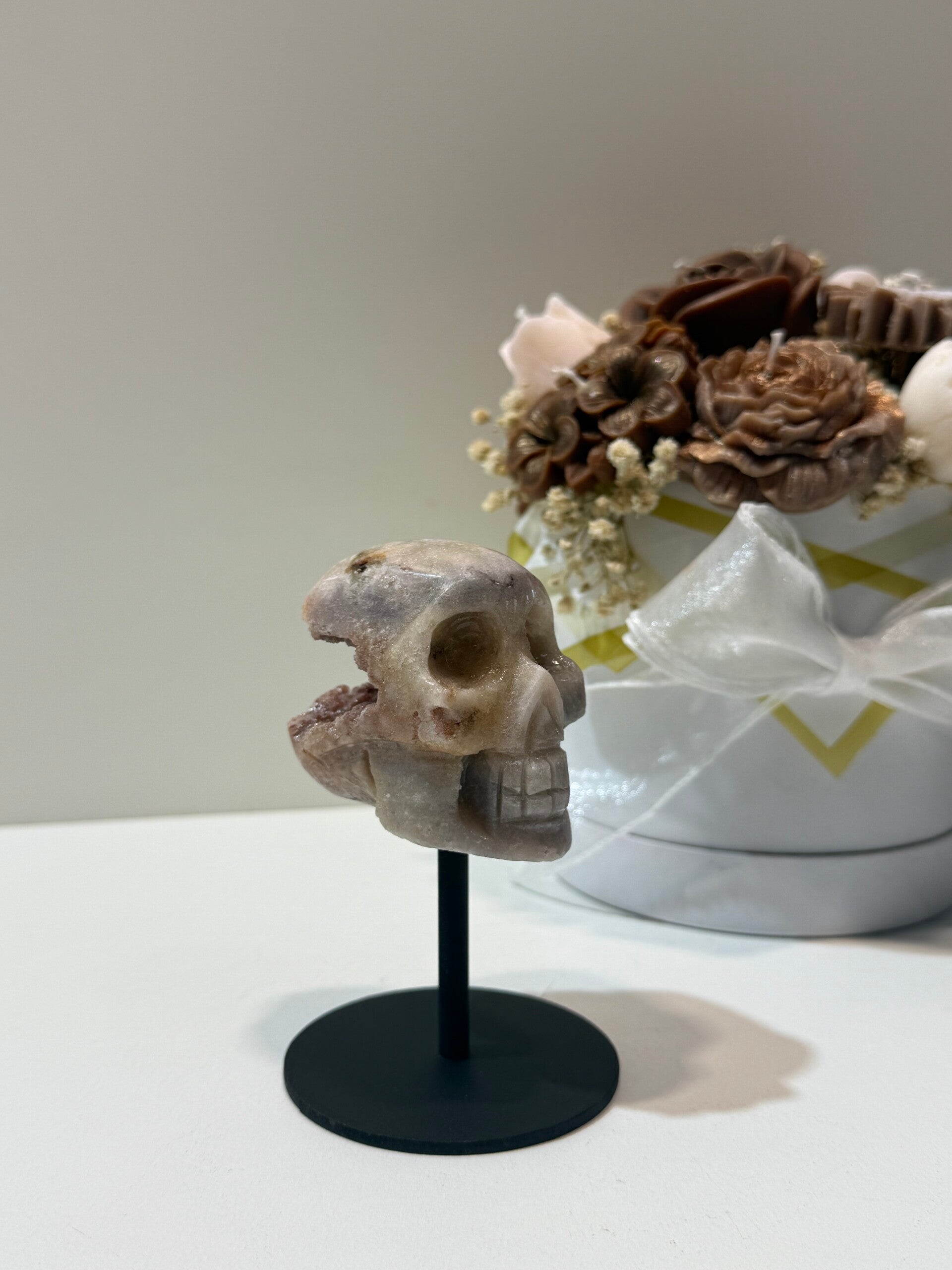 Roze Amethist Skull op Standaard - 0,282 Kilogr.