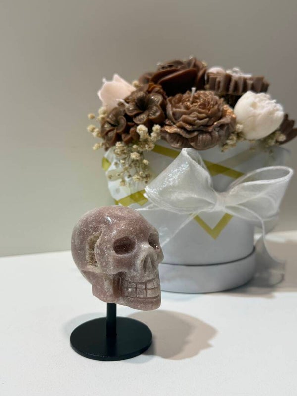 Roze Amethist Skull op Standaard - 0,242 Kilogr.
