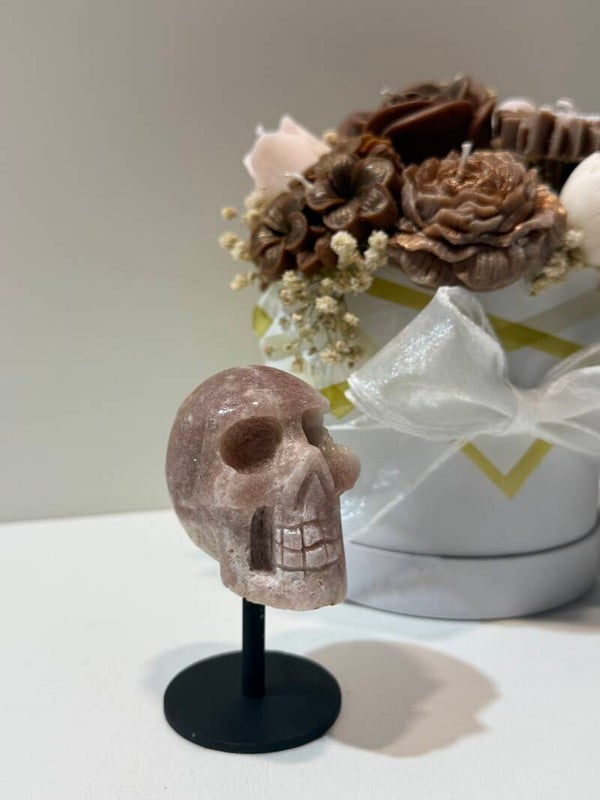 Roze Amethist Skull op Standaard - 0,218 Kilogr.