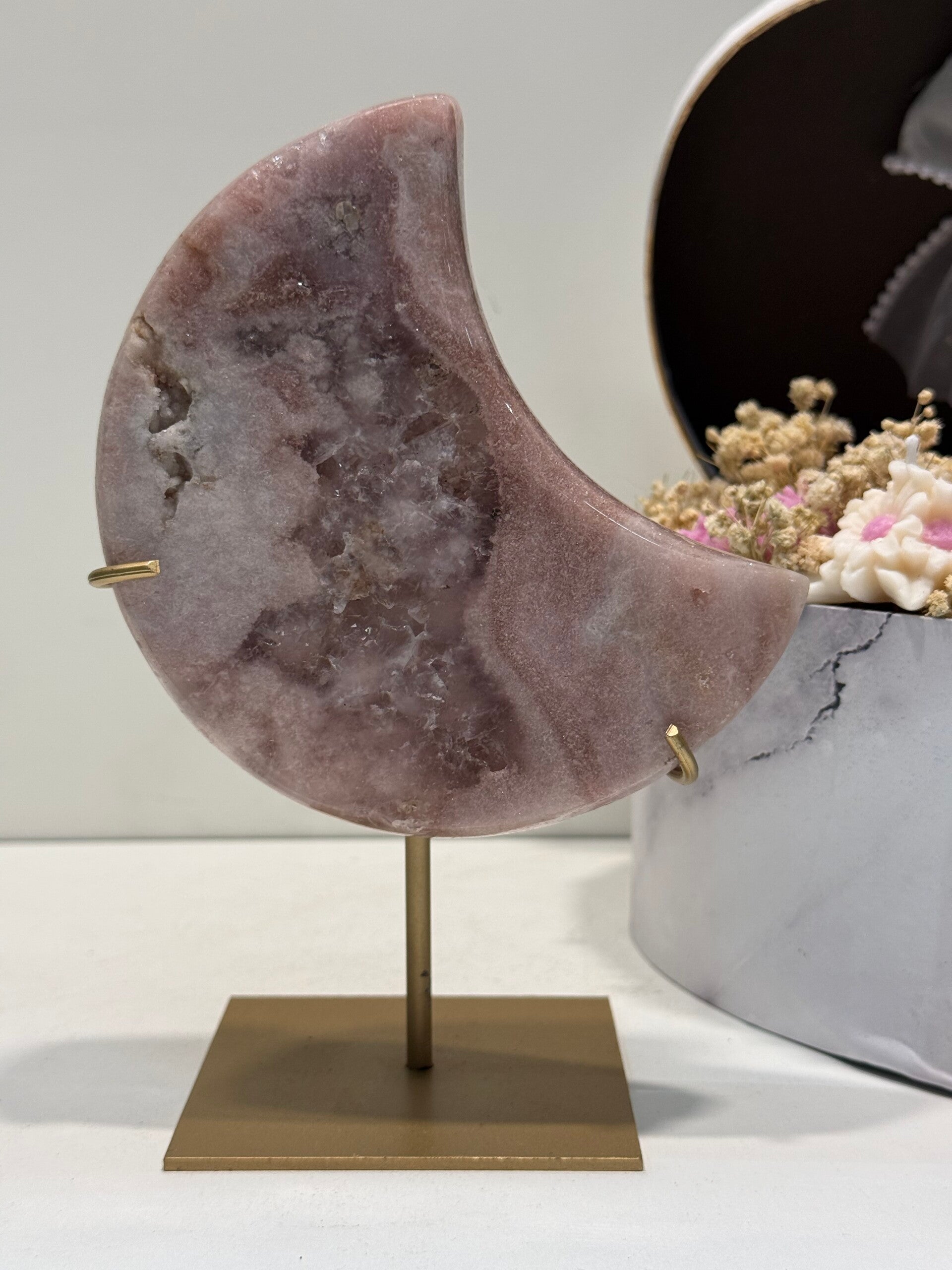 Roze Amethist Maan op Standaard - 0,650 Kilogr.
