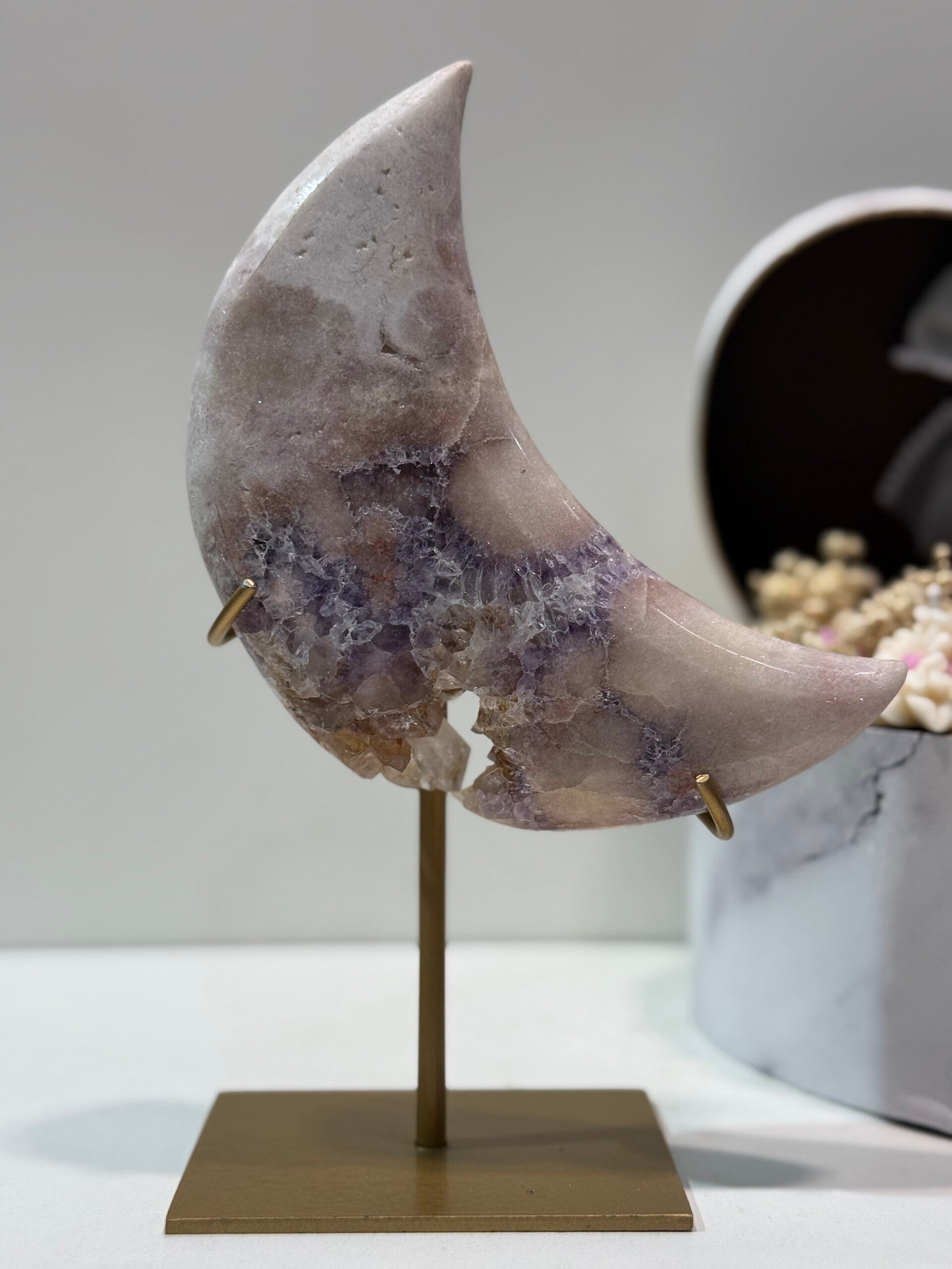 Roze Amethist Maan op Standaard - 0,842 Kilogr.