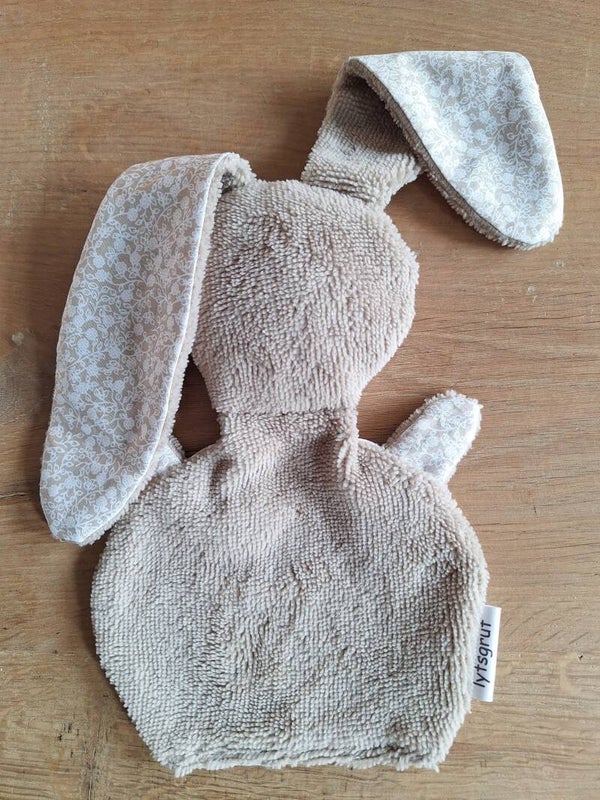 Knuffelkonijn zand