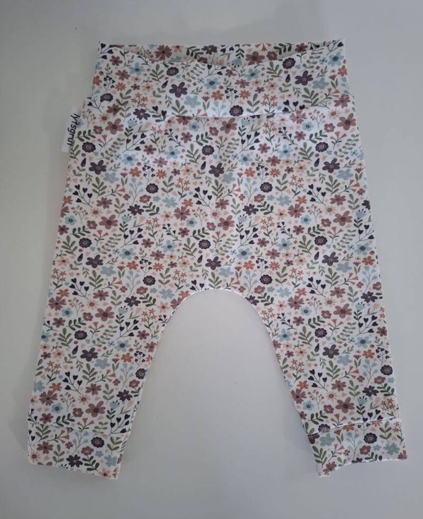 Broekje bloemetjes, maat 62/68