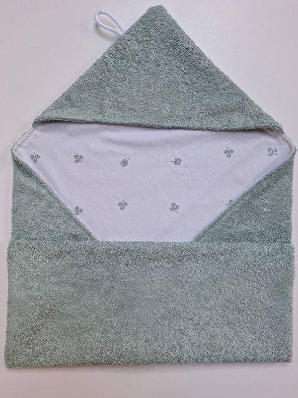 Badcape licht oudgroen/klavertjes