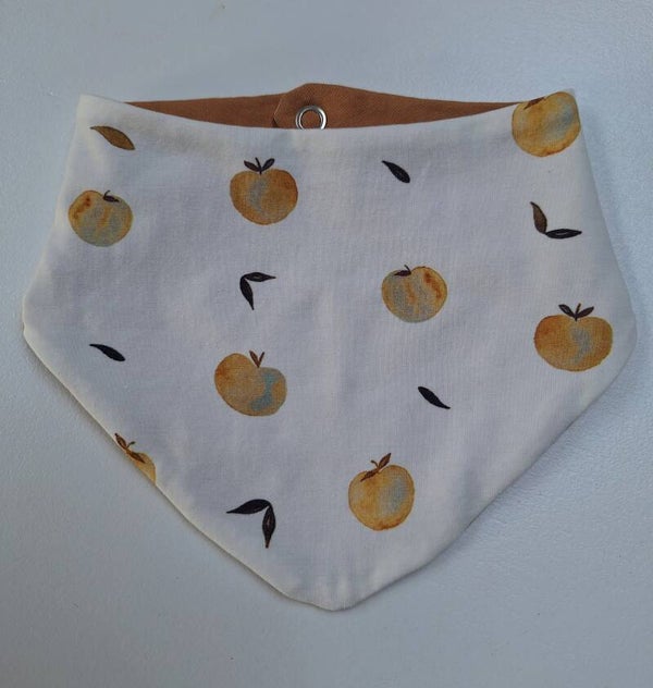 Kwijlslabbetje appeltjes oker