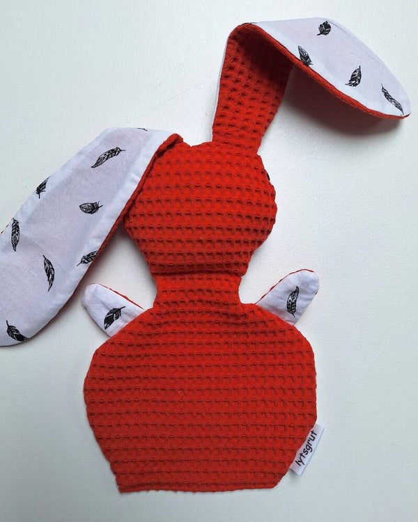 Knuffelkonijn oranje/roest met veertjes