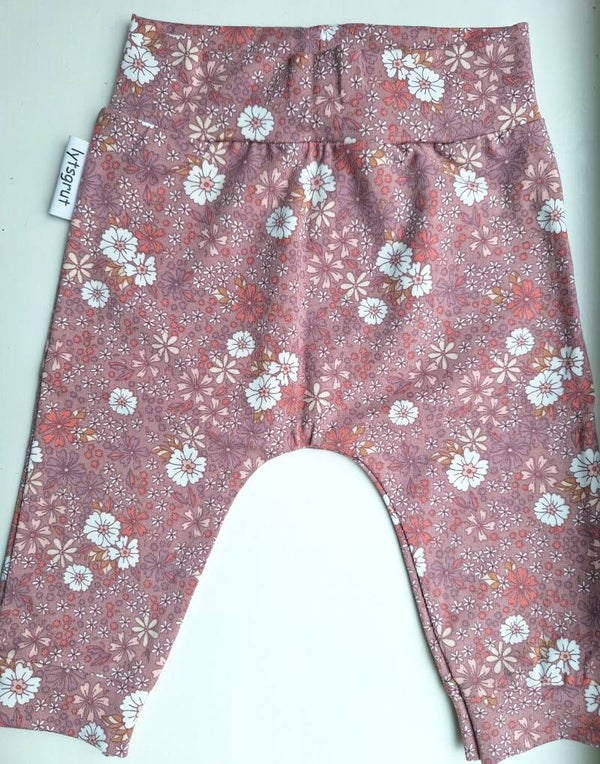 Broekje bloemen, maat 62/68