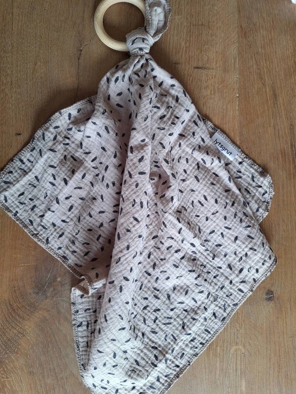 Knuffeldoek aan bijtring, zand