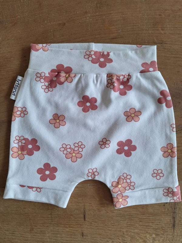 Kort broekje bloemen, maat 62/68
