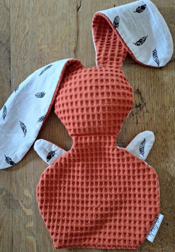 Knuffelkonijn roest/veertjes