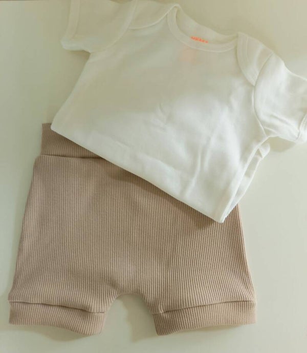 Korte broek, beige. Maat 74/80